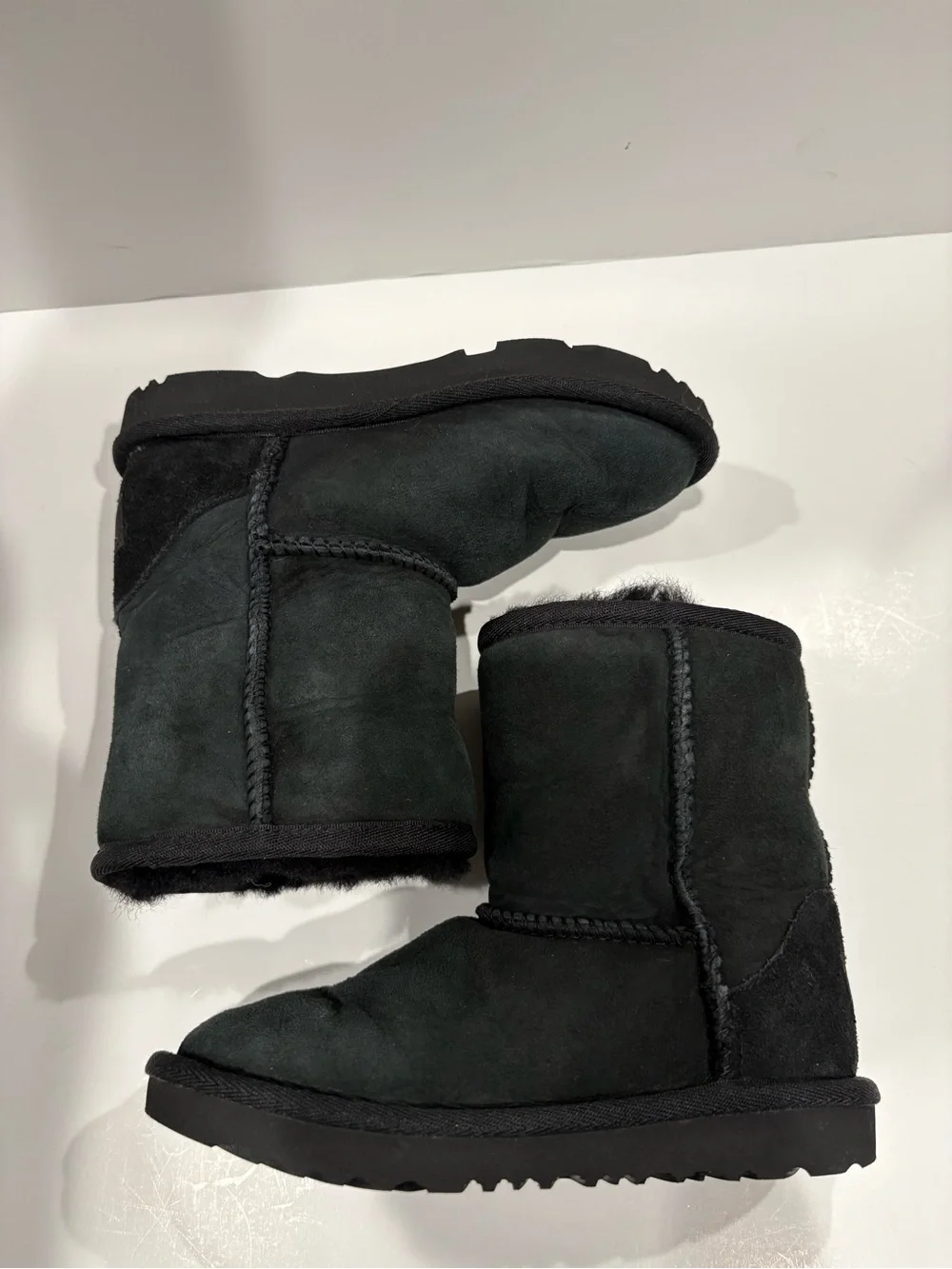 UGG Kids Black Suede Plush-Lined Pull-On Boots estimates size 1.5, read